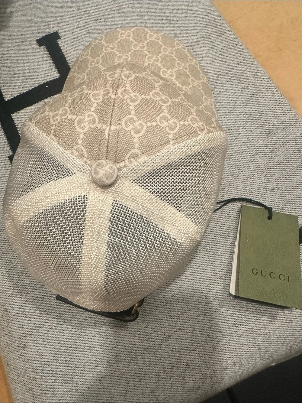 Gucci signature gg